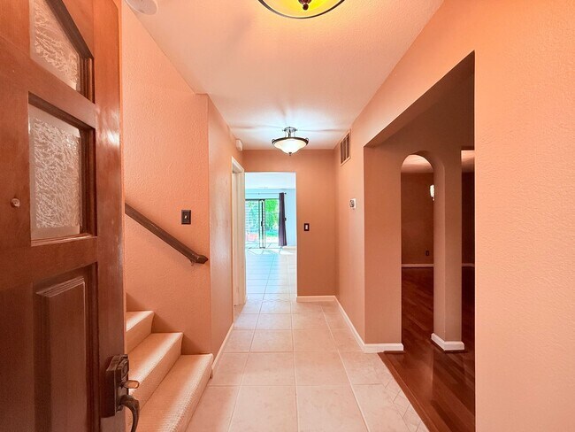 Foto del edificio - Charming and Move-in Ready, 3BD/2.5BA, Two-Story Townhome in Canyon Green at Canyon Lakes in San ...