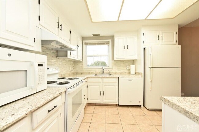 Building Photo - 196 Mayflower Way