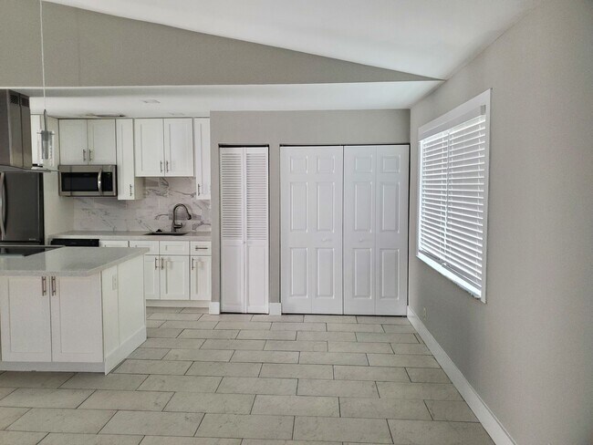 Foto del edificio - 4930 NW 85th Ter