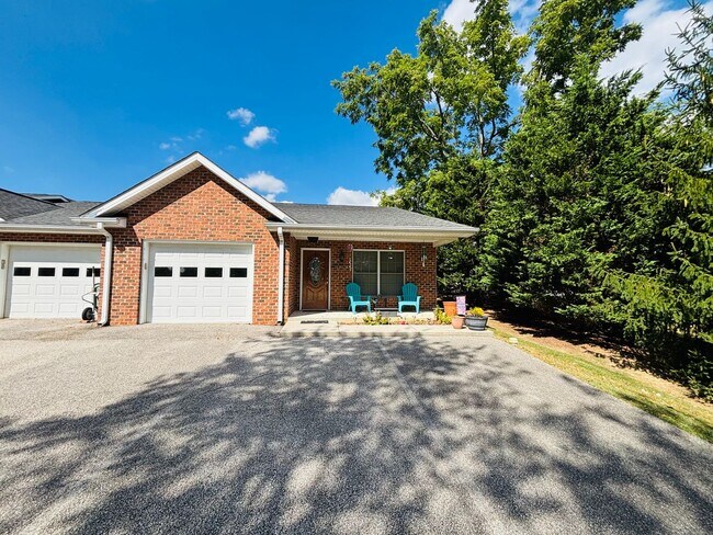 3 Bedroom, 2 Bath Townhouse - 3 Bedroom, 2 Bath Townhouse