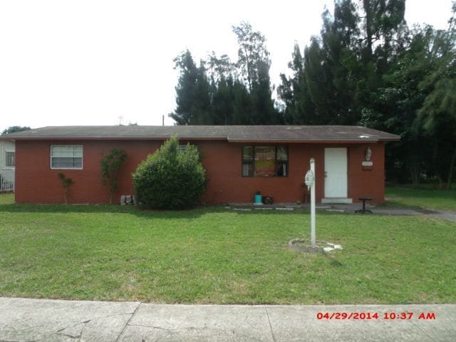 Large 3-1 house in the Manors with big backyard and central air - Large 3-1 house in the Manors  with big backyard and central air
