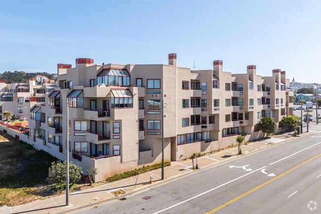 Alt. Afuera - 875 La Playa St