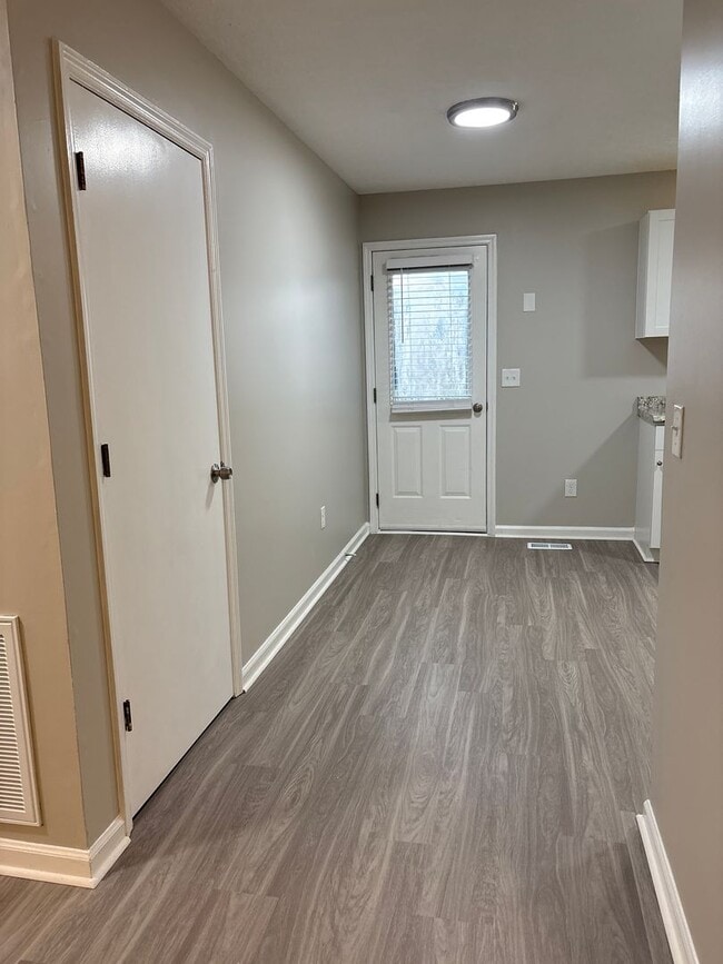 Building Photo - Freshly Renovated Duplex in Manchester!