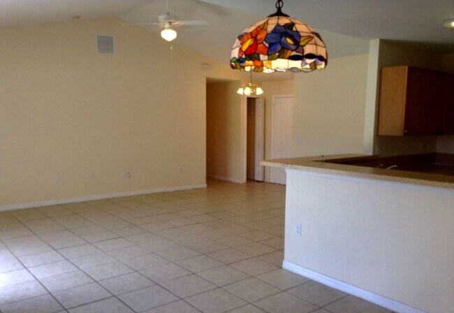 Foto del edificio - Cozy 4 Bedroom Poinciana Home