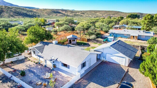 Building Photo - 552 E Lamarcia Dr