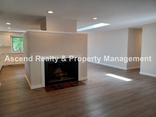 Foto del edificio - Wonderful Lake Oswego One Level 2 Decks 2 ...