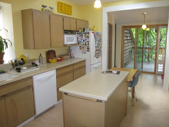 Building Photo - Charming Three Bedroom Home