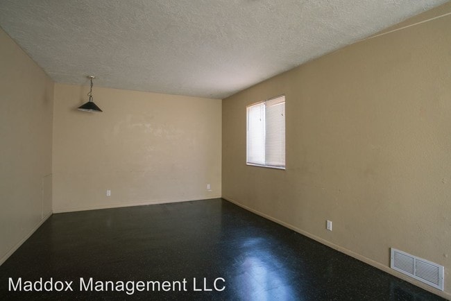 Building Photo - 404 Cornell Dr SE