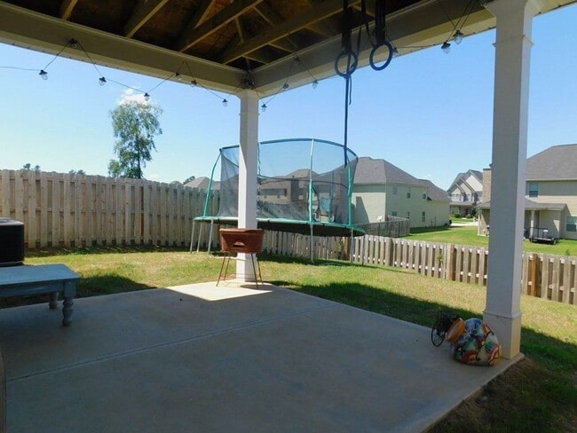 Foto del edificio - CUTE 4 BEDROOM AVAILABLE NOW