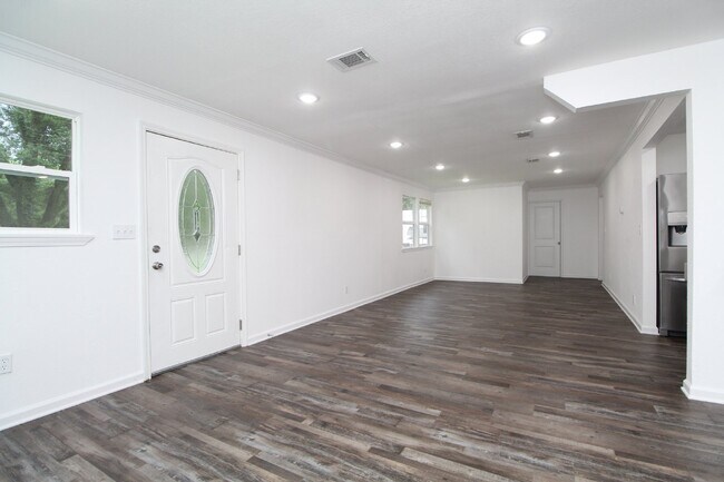 Foto del edificio - Updated 3BR Home Near Chemstrand Rd & 9 Mile with Granite Kitchen, Stainless Appliances & Fenced ...