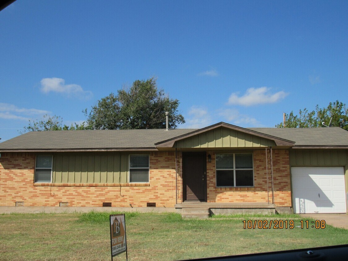 Primary Photo - Very nice spacious home located in the Rol...