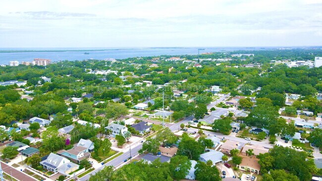 Foto del edificio - 613 Lyndhurst St