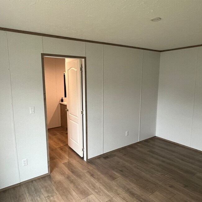 Foto del edificio - 16800 Jessica Rd