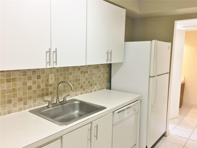 Building Photo - 6904 N Kendall Dr