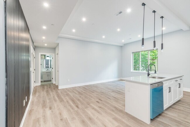 Building Photo - New 2 Bedroom Apartment in Modern Building! Now Offering 1 Month FREE on a 12 month lease!