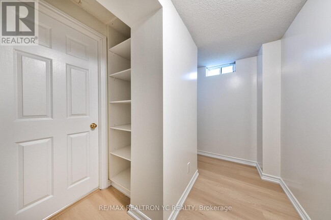 Building Photo - 131 Silver Linden Dr