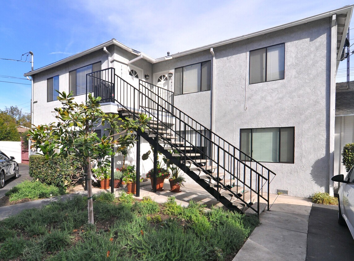 Primary Photo - 14305 Magnolia Blvd
