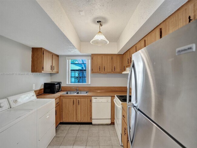 Foto del edificio - 7363 W Sunrise Blvd