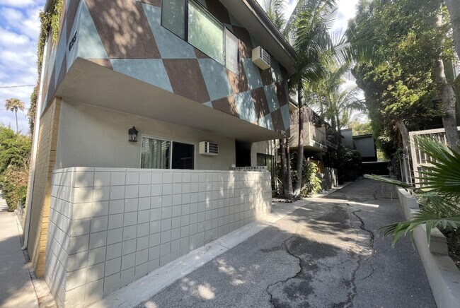 Foto del edificio - 6345 Primrose Ave