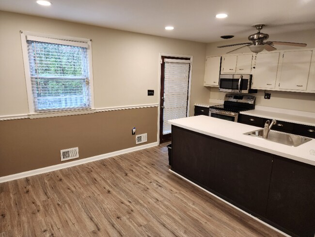 Foto del edificio - 5169 Clacton Ave