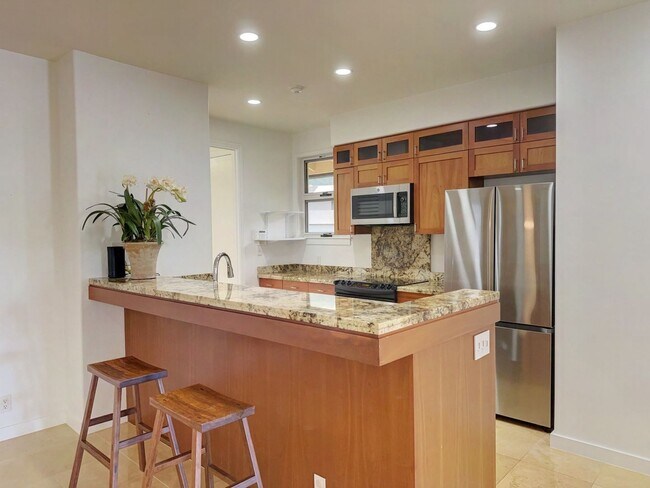 Foto del edificio - 2-Bedroom Executive Duplex in Serene Manoa...