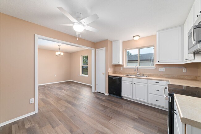 Building Photo - 14250 Laffite Dr