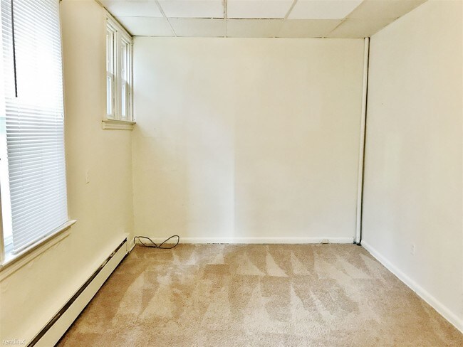 Building Photo - 643 Collins Ave