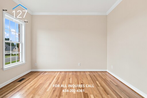 Foto del edificio - Comfortable & Stunning 4-Bedroom House in Prime Forest Location!
