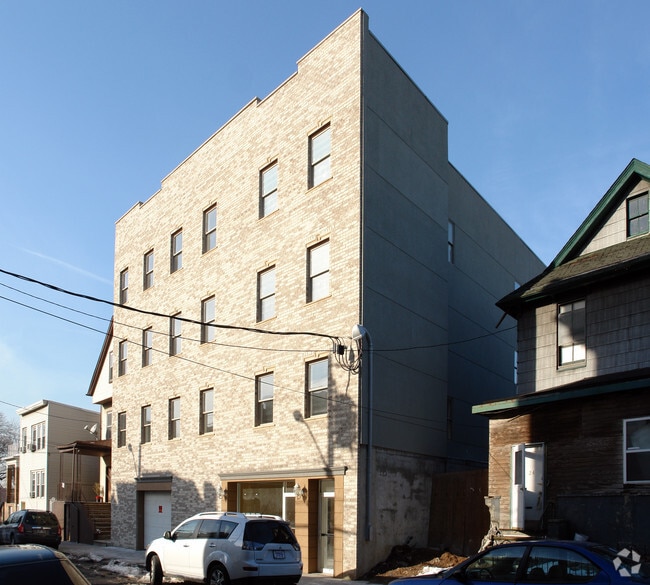 Building Photo - 528 47th St