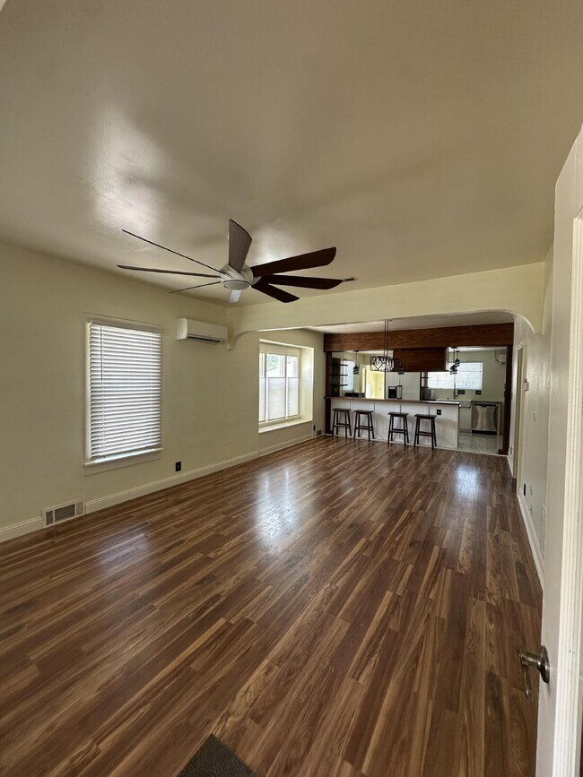 Building Photo - "Charming 2-Bedroom Retreat in the Heart of Windsor – 945 Sq. Ft. of Cozy Living!"