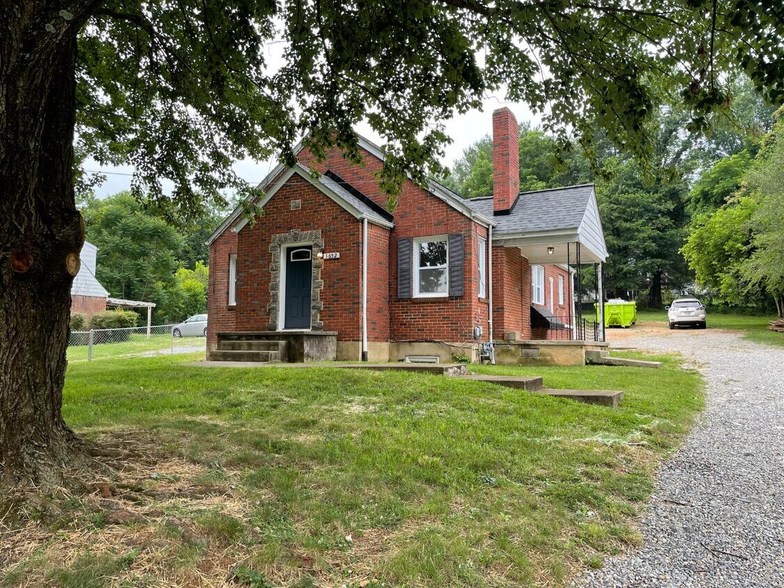 Primary Photo - 3652 Roundhill Ave NW
