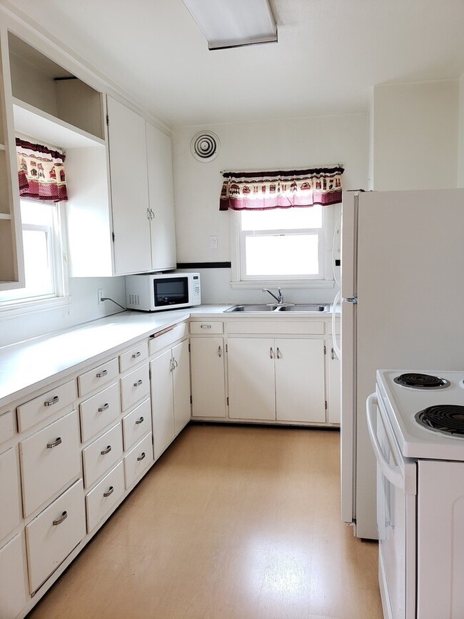 Building Photo - SPACIOUS DUPLEX