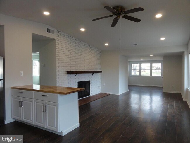 Foto del edificio - 7029 Woodley Ln