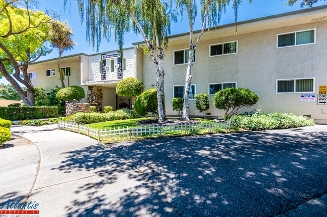 Building Photo - 642 Blythe Ct