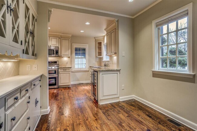 Building Photo - 4207 University Blvd