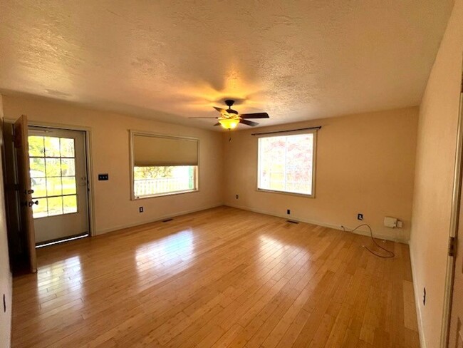 Building Photo - 4-bedroom 2.5 Bath McMinnville OR 97128