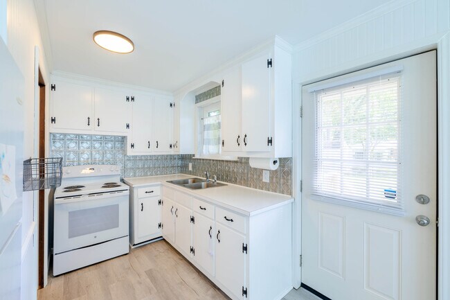 Kitchen - 512 Orange Factory Rd