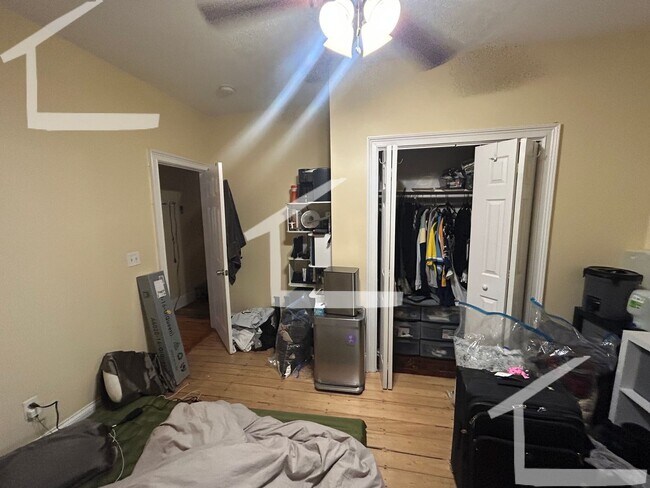 Foto del edificio - Don't miss out on this 6 bed 2 bath in Mission Hill...