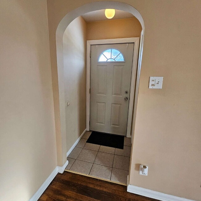 Foto del edificio - 2 Bedroom, 1 Bath Ranch with Good Sized Living Room, Laundry Room, Hard Wood Flooring, Deck.