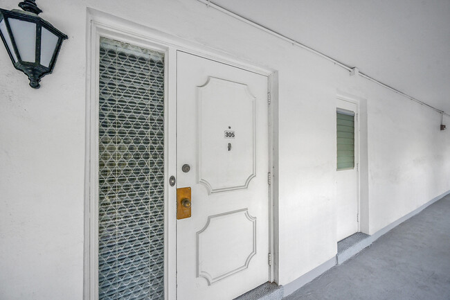 Building Photo - 800 E Camino Real