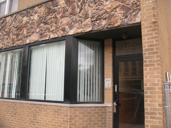 Foto del edificio - 6046 W Irving Park Rd