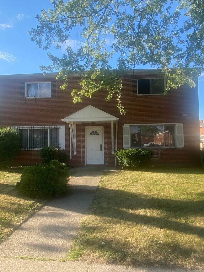 Building Photo - Warrensville Heights Townhome