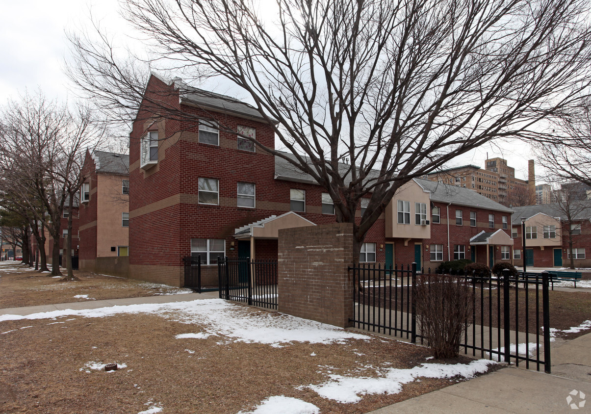 Foto del edificio - University City Townhomes