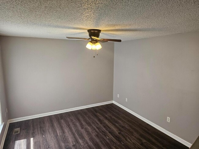 Foto del edificio - 321 Emerald Dr