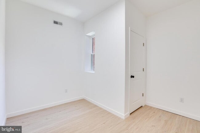 Building Photo - 5855 Larchwood Ave