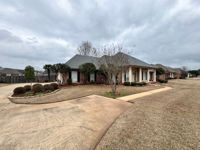 Foto del edificio - Large fully fenced yard.... Close to Barksdale Air Force Base.. BAFB