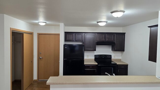 Building Photo - River Hills Apartments