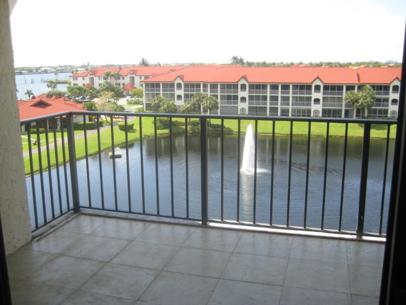 2/2 Condo in Half Moon Bay Condo for Rent in Hypoluxo, FL