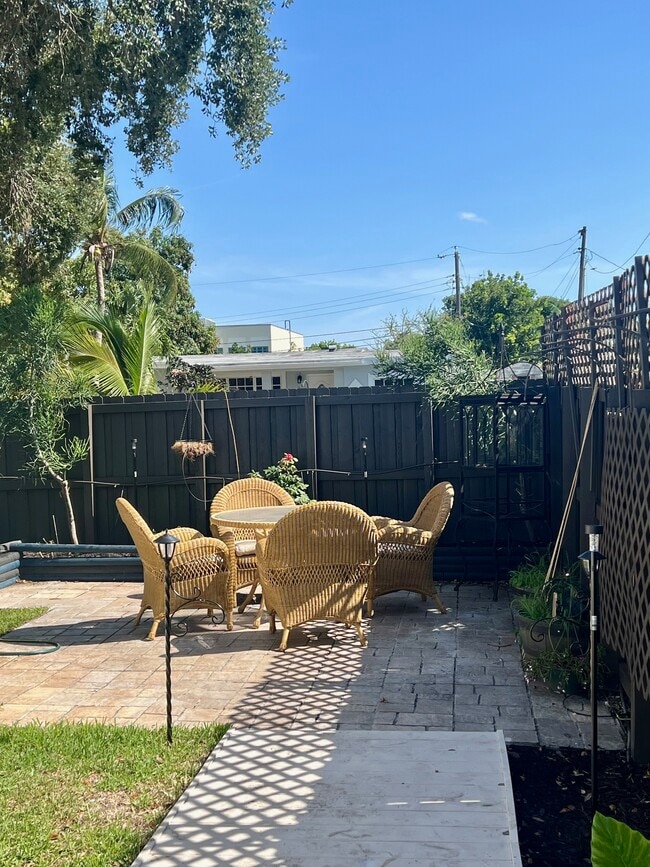 Side yard 2 - 4141 NE 16th Ave