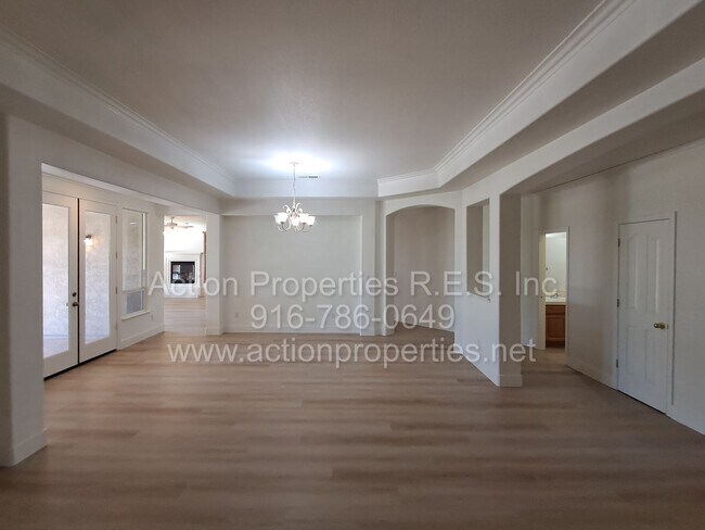 Foto del edificio - Action Properties R.E.S. Inc. Offering Beautiful Highland Park Single Story 3 Car, 4 Bedroom, Gar...